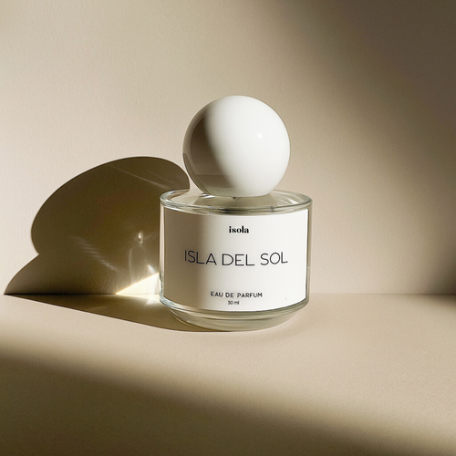 isla del sol floral perdume with white florals, ylang ylang, coconut, smells like soleil blanc by tom ford
